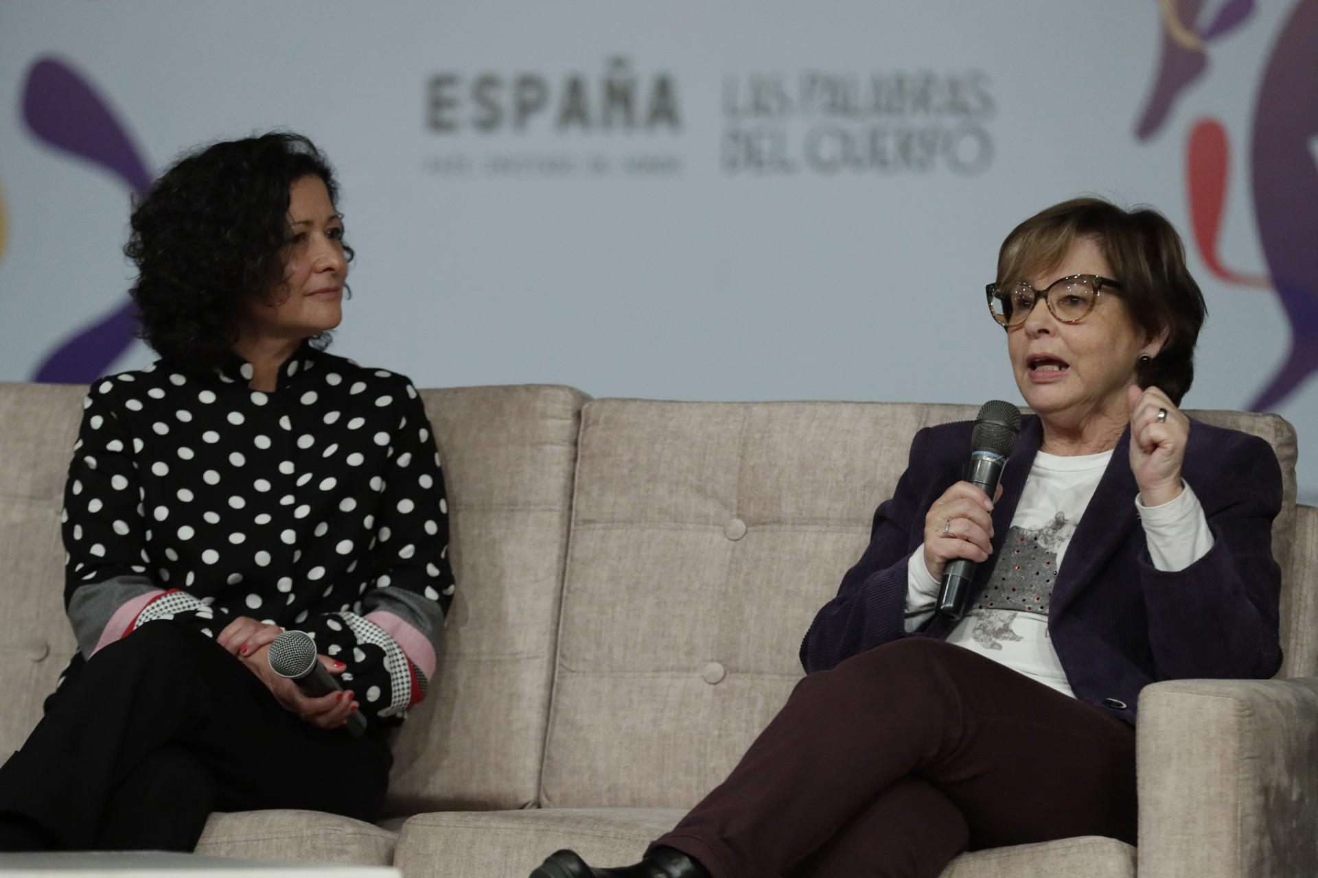 AME2977. BOGOTÁ (COLOMBIA), 27/04/2025.- Las escritoras colombianas Pilar Quintana (i) y Piedad Bonnett participan en un conservatorio en la XXXVII Feria Internacional del Libro de Bogotá (FILBo 2025) este domingo, en el recinto ferial de Corferias en Bogotá (Colombia). Las escritoras colombianas Piedad Bonnett, Laura Restrepo y Pilar Quintana, principales voces femeninas de la literatura colombiana actual, acudieron este domingo a la Filbo para celebrar la rebeldía y la libertad. EFE/ Carlos Ortega