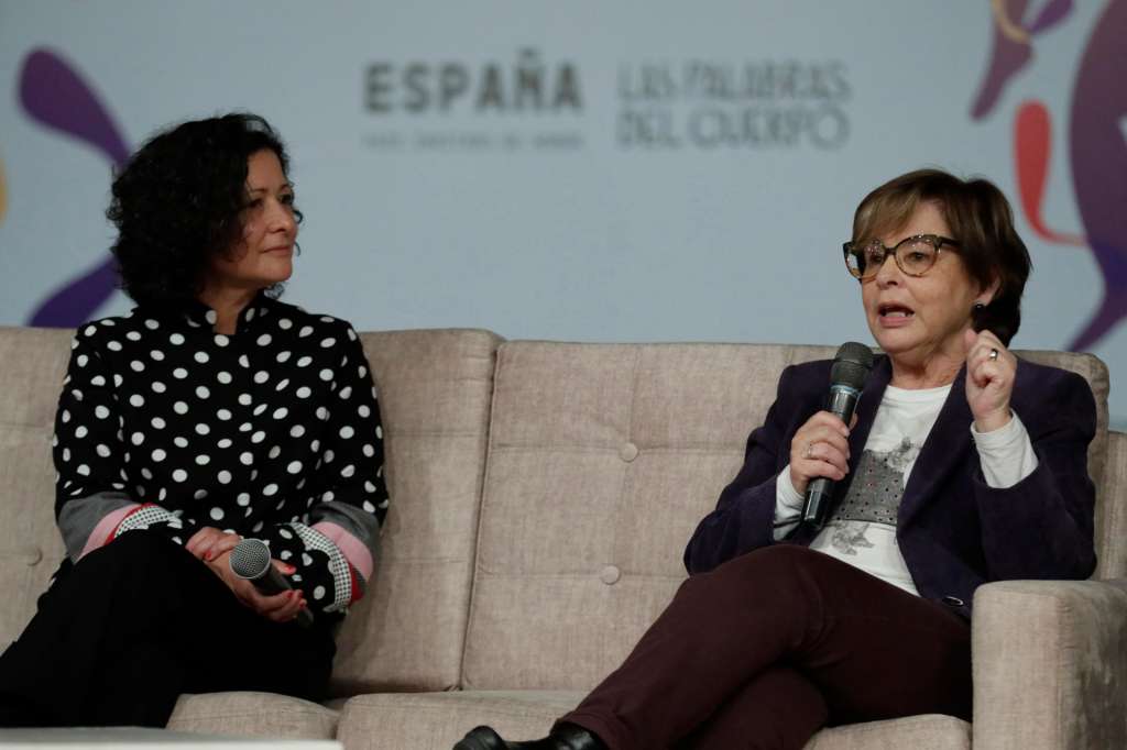 AME2977. BOGOTÁ (COLOMBIA), 27/04/2025.- Las escritoras colombianas Pilar Quintana (i) y Piedad Bonnett participan en un conservatorio en la XXXVII Feria Internacional del Libro de Bogotá (FILBo 2025) este domingo, en el recinto ferial de Corferias en Bogotá (Colombia). Las escritoras colombianas Piedad Bonnett, Laura Restrepo y Pilar Quintana, principales voces femeninas de la literatura colombiana actual, acudieron este domingo a la Filbo para celebrar la rebeldía y la libertad. EFE/ Carlos Ortega