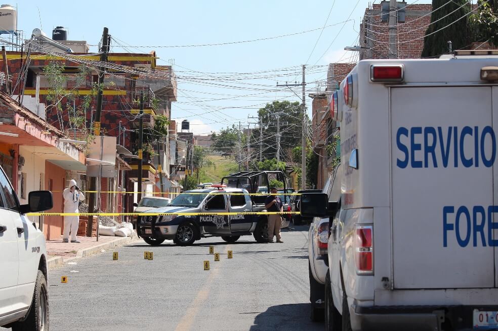 Autoridades trabajan en zona de México donde se presentó un tiroteo. / EFE