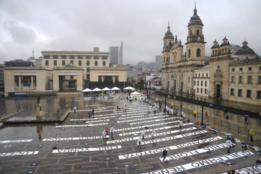 La Plaza de Bolívar, en Bogotá, con los nombres en cartulina de los líderes sociales asesinados.Cristian Garavito