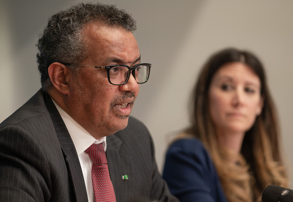 El director de la OMS Tedros Adhanom Ghebreyesus, junto a la a jefa de la unidad de enfermedades emergentes de esa organización, Maria Van Kerkhove. / AFP