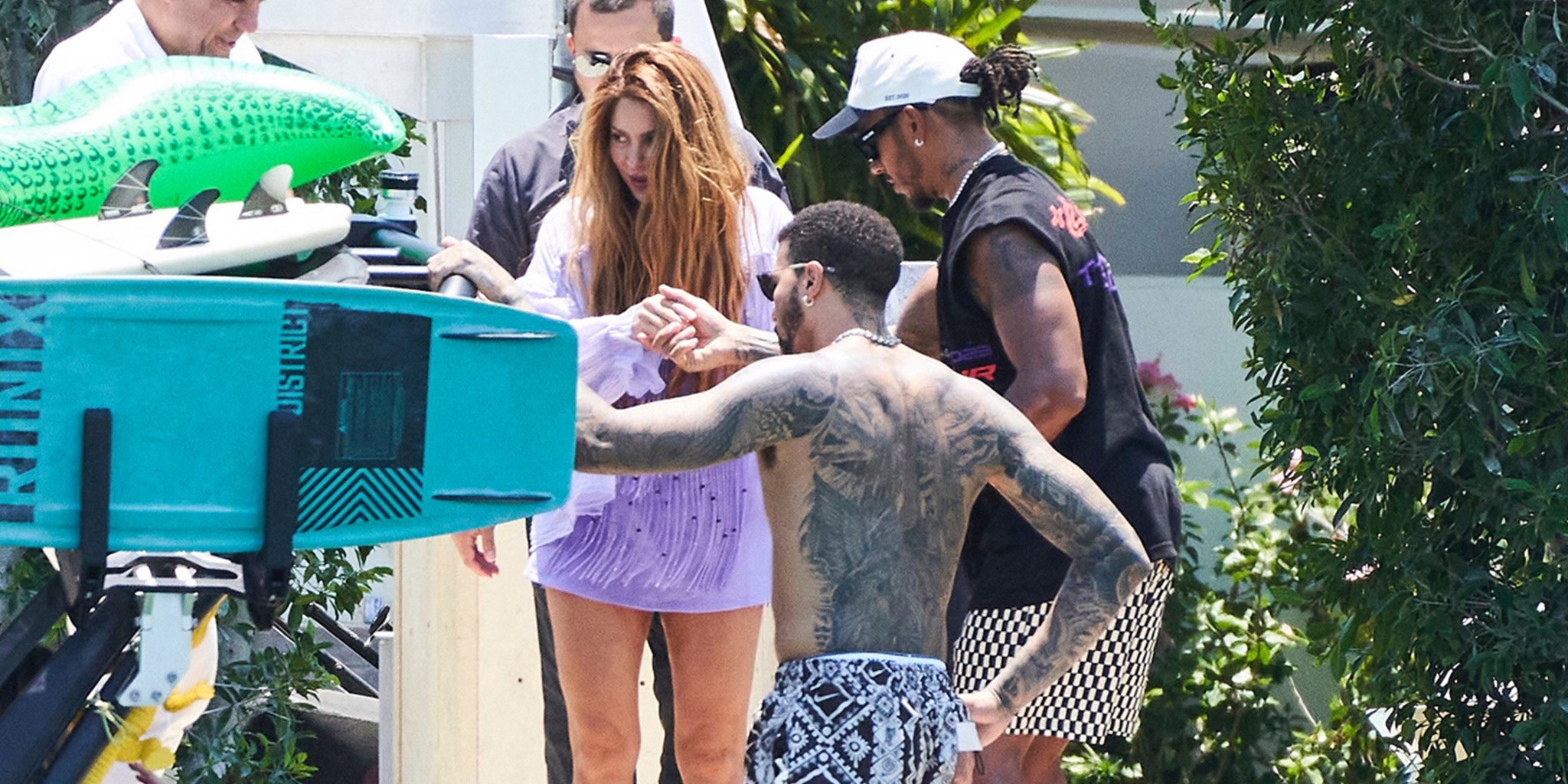 Lewis Hamilton se portó como un caballero y ayudó a Shakira a subir a la embarcación.