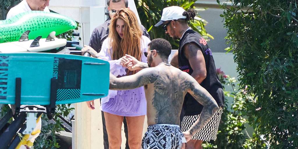 Lewis Hamilton se portó como un caballero y ayudó a Shakira a subir a la embarcación.