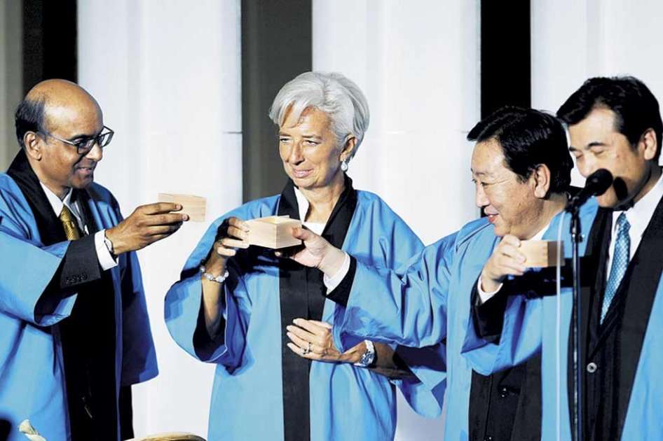Christine Lagard, directora del FMI (centro) , se reunió esta semana en Tokio con representantes de las economías Brics: Brasil, Rusia, India, China y Sudáfrica.
