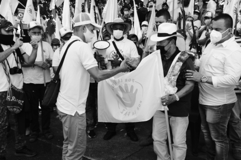 Ex-Farc y Ramón Isaza estrechan sus manos como reconciliación en el Magdalena Medio