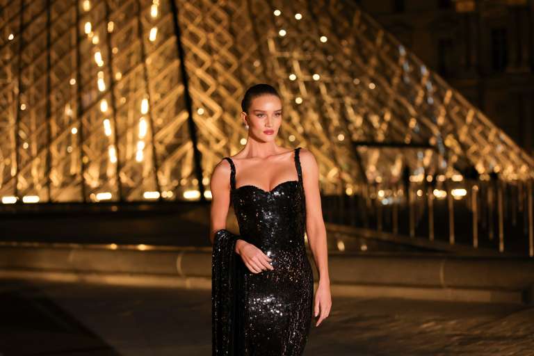 Paris (France), 04/03/2025.- British model Rosie Huntington-Whiteley arrives for the 'Le Grand Diner du Louvre' at the Louvre Museum in Paris, France, 04 March 2025. The Louvre Museum is hosting the gala dinner to mark the official opening of Paris Fashion Week and to raise funds to support the Louvre's restoration projects, educational programs, and initiatives aimed at making the museum more accessible to a broader audience. (Moda, Francia) EFE/EPA/TERESA SUAREZ