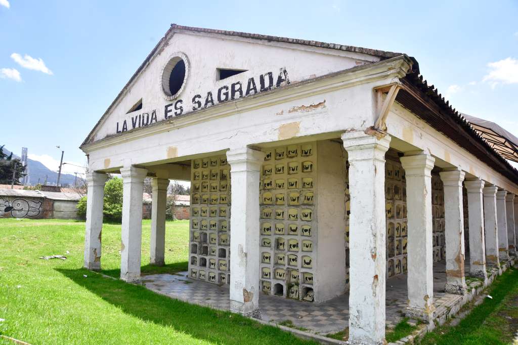 Exposición de la artista Beatriz González ubicada en el Cementerio Central