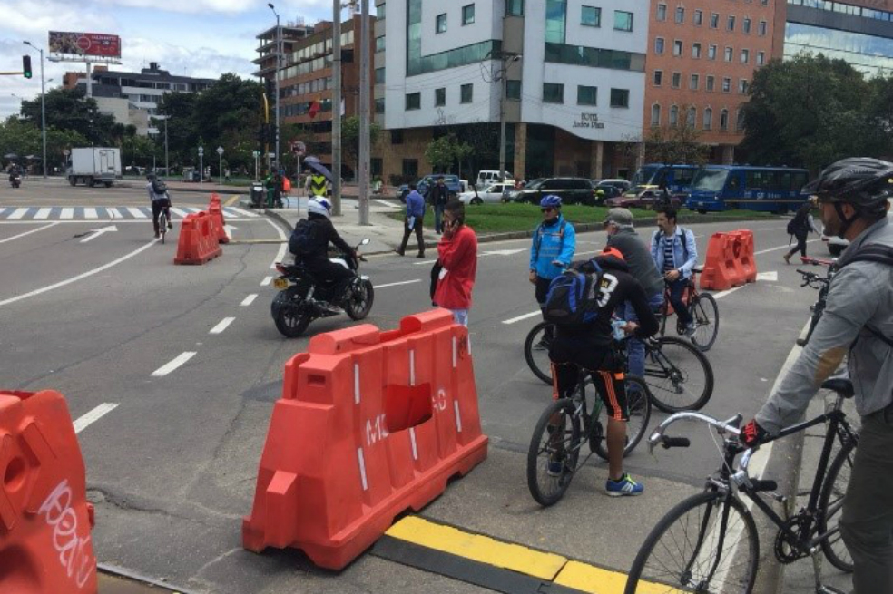 En la glorieta de la calle 100 con carrera 15 se realiza un piloto para construir una conexión de ciclorruta. / Secretaría de Movilidad.