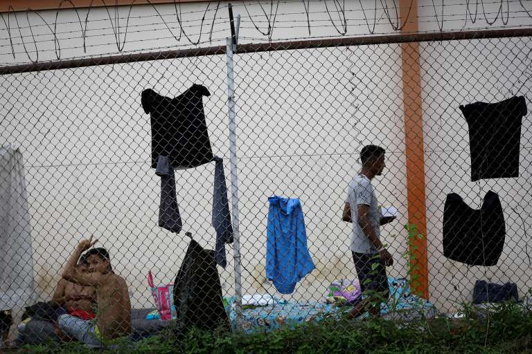 AME1902. CUIDAD DE PANAMÁ (PANAMÁ), 09/11/2022.- Migrantes de origen venezolano esperan hoy, en un refugio temporal para ser enviados a su país de origen, en Ciudad de Panamá (Panamá). Más de 4.000 migrantes irregulares venezolanos han retornado de forma voluntaria a su país desde Panamá en las últimas semanas, gracias sobre todo a donaciones de iglesias y particulares, ya que los viajeros deben costearse el boleto aéreo, afirmaron este miércoles las autoridades. EFE/ Bienvenido Velasco