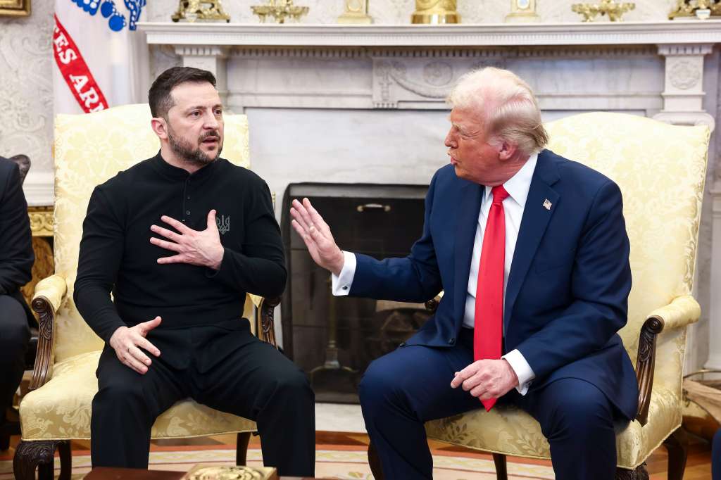 WASHINGTON (United States), 28/02/2025.- Ukrainian President Volodymyr Zelensky (L) talks with US President Donald Trump (R) in the Oval Office of the White House in Washington, DC, USA, 28 February 2025. Zelensky is in Washington to sign the framework of a deal, pushed by President Trump, to share Ukraines’s mineral wealth with the US. (Ucrania) EFE/EPA/JIM LO SCALZO / POOL