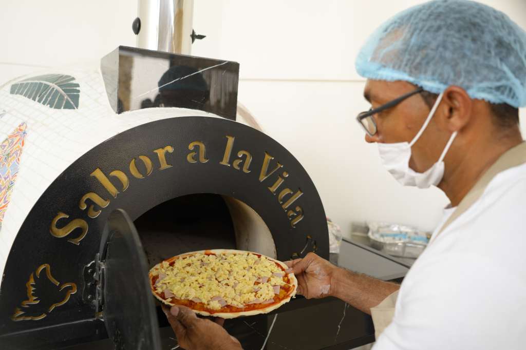 La Cada O11ce tiene un espacio de pizzería y café, como parte de los proyectos de sostenimiento de las familias.