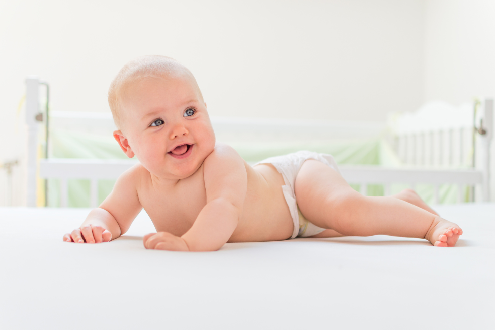 En los primeros meses de tu bebé habrá muchos avances y primeras veces. A esta edad tu pequeño ya podrá sostener la cabeza solito.