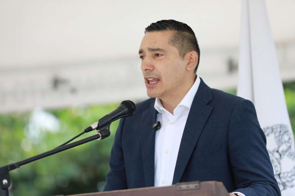 Octavio Guzmán confirmó que tres personas resultaron heridas por la detonación de una mina antipersonal en zona rural del municipio de La Vega.