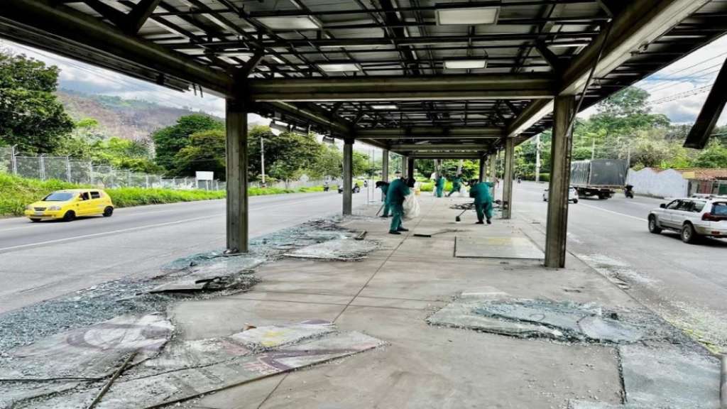 Vandalizan estaciones del Metrolínea en Santander