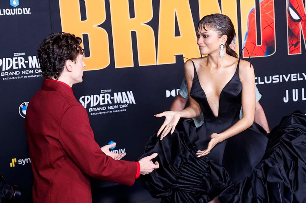LOS ANGELES (United States), 28/07/2026.- British actor Tom Holland greets his wife, U.S actor Zendaya, at the world premiere of Spider-Man: Brand New Day at the Dolby Theatre in Los Angeles, California, USA, 27 July 2026. EFE/EPA/CHRIS TORRES