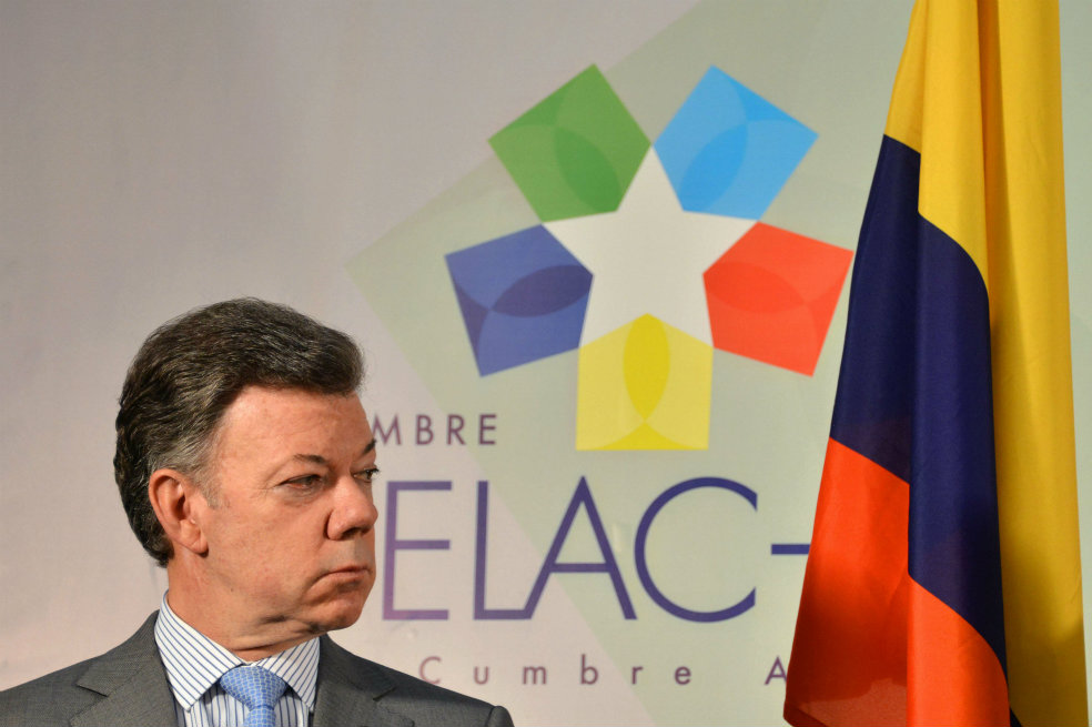 Según el presidente Juan Manuel Santos, el mundo debe revisar cuanto antes el comercio de armas que tanta violencia está causando . / AFP