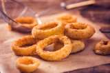 ¿Con ganas de aros de cebolla? Aquí te damos la receta para prepararlos