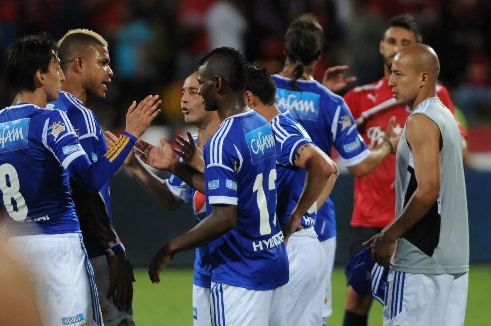 Román Torres y Máyer Candelo, de discreta actuación, hablan luego del empate a cero con Medellín. Otros, como Járold Martínez, celebraron el resultado. / Luis Benavides