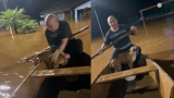 Video: padre e hija rescatan a un perro de las inundaciones en el sur de Brasil