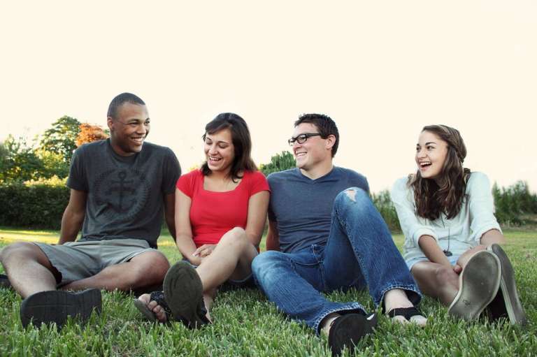Cáncer:
No son de tener muchos amigos, pero con los que tienen son absolutamente leales. Les encanta compartir con sus amigos y afianzar las bases de confianza y cariño. No dudarán en hacer un favor o en rescatar a sus amigos de las situaciones más complicadas.

Están disponibles 24/7 y no lo pensarán dos veces a la hora de fortalecer una amistad. Para las buenas, las regulares y las malas, los Cáncer siempre serán amigos muy considerados.