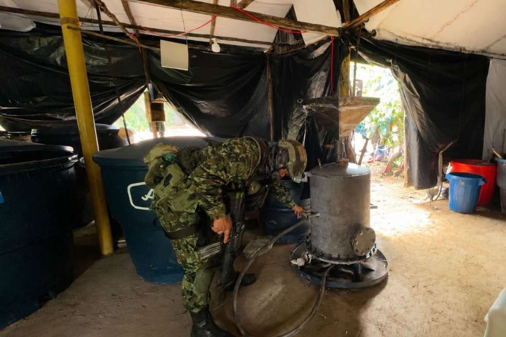 Ejército halla tres piscinas subterráneas con 32.580 galones de cocaína en Nariño