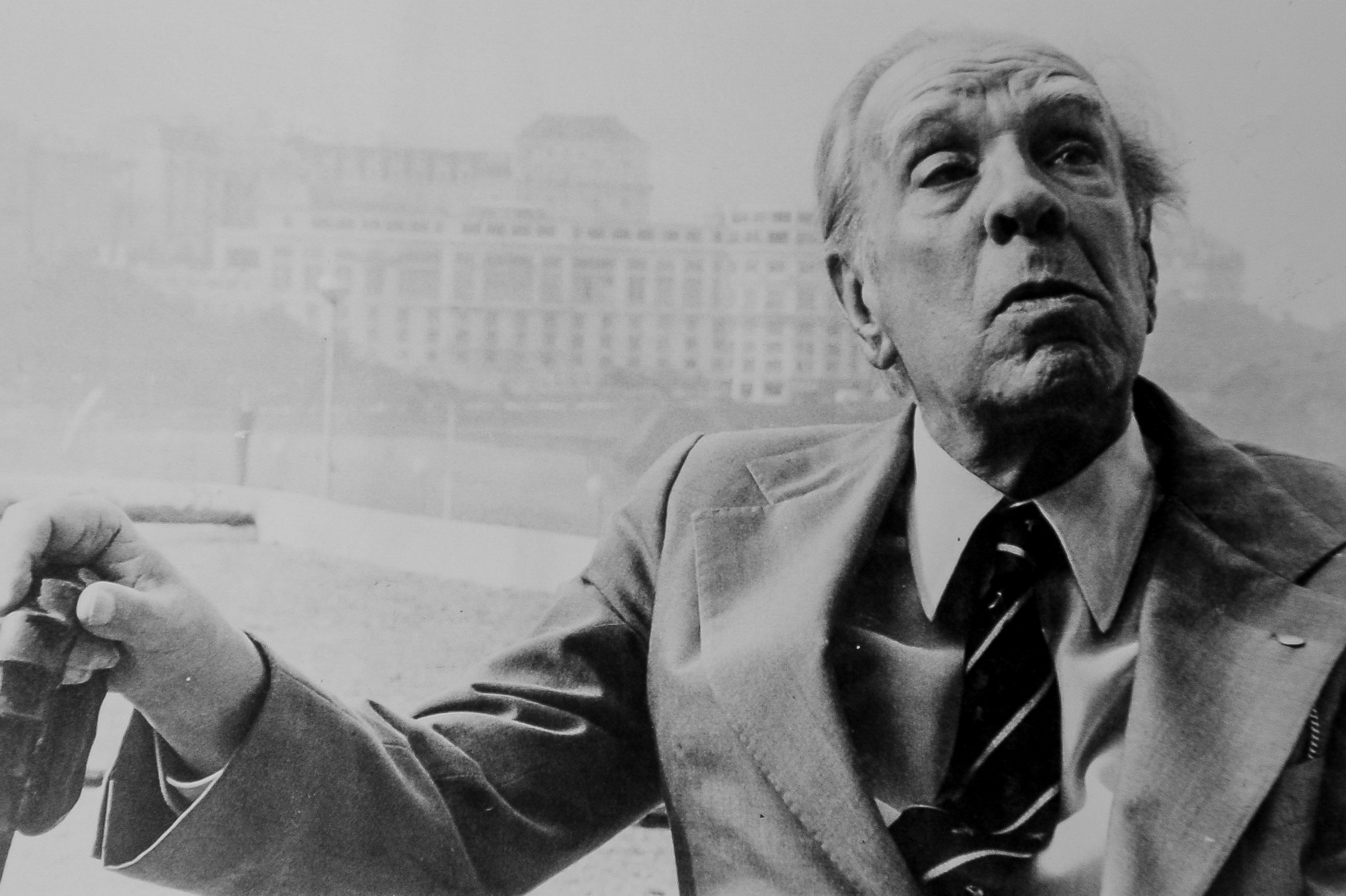 Jorge Luis Borges, a quien el mundo cultural venera desde mitad del Siglo xx, sin que le hubieran otorgado el más prestigioso de los premios, el Nobel. / Cortesía