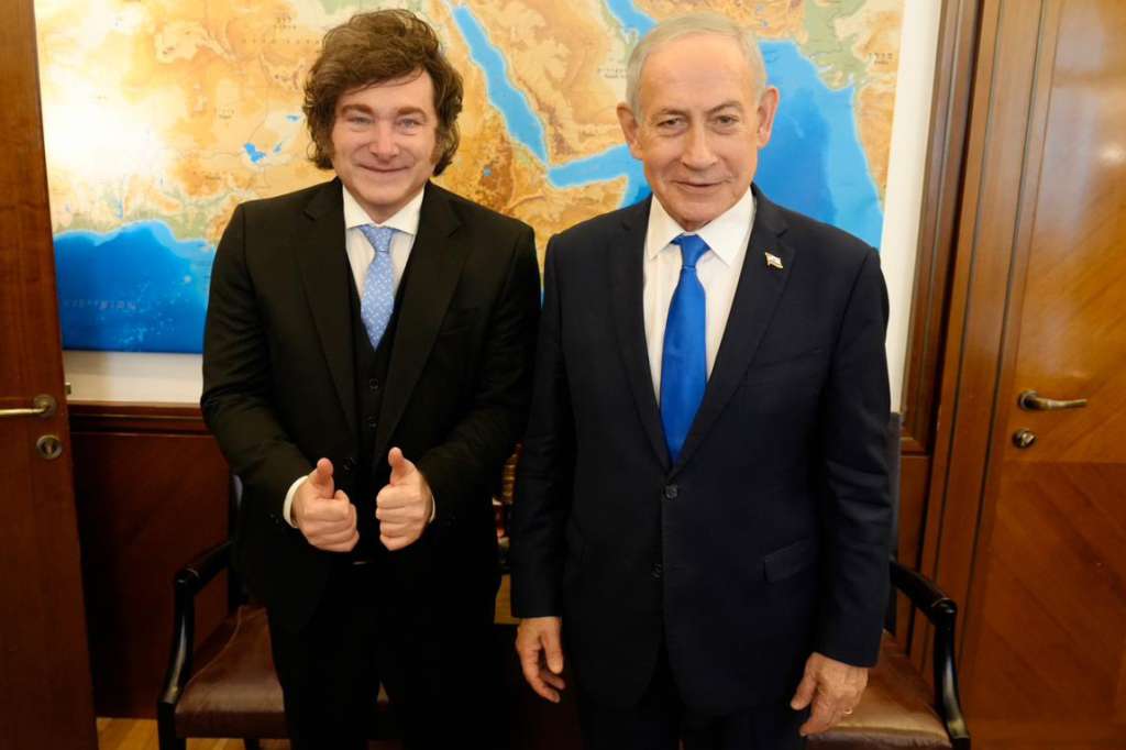 AME4934. JERUSALÉN (ISRAEL), 19/04/2026.- Fotografía cedida por la Presidencia de Argentina que muestra a su mandatario, Javier Milei (i), posando junto al primer ministro de Israel, Benjamin Netanyahu, este domingo durante una reunión en Jerusalén (Israel). EFE/ Presidencia de Argentina /SOLO USO EDITORIAL/ NO VENTAS/ SOLO DISPONIBLE PARA ILUSTRAR LA NOTICIA QUE ACOMPAÑA (CRÉDITO OBLIGATORIO)