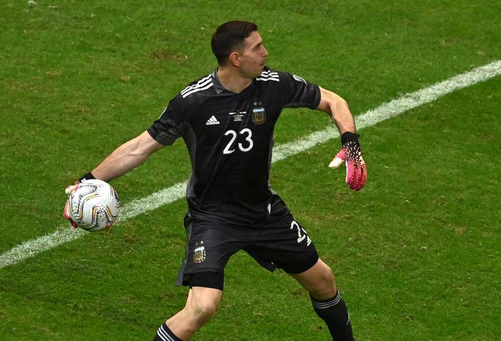 Emiliano Martínez tiene 28 años y en la actualidad pertenece al Aston Villa.