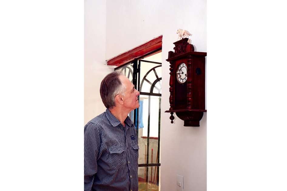 Fernando Vallejo frente al reloj que le recuerda Santa Anita, en la casa que restauró en Medellín y que inspiró su anterior novela “Casablanca la bella”. / Luis Benavides – El Espectador