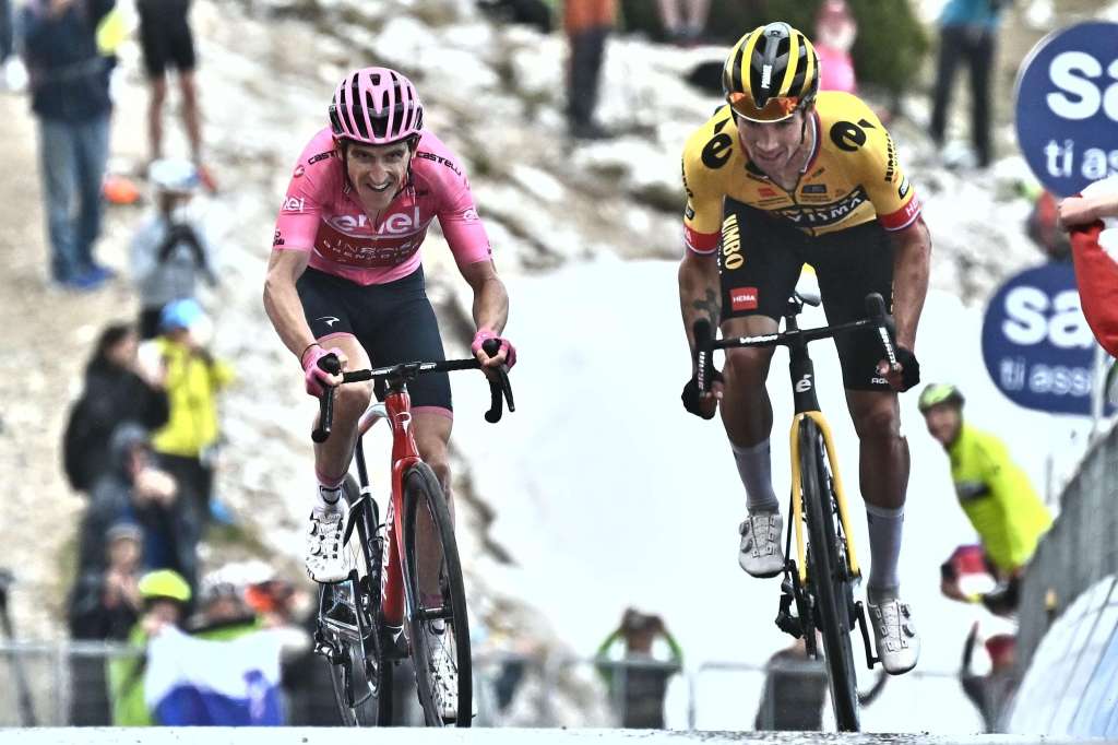 Tre Cime Di Lavaredo (Italy), 26/05/2023.- Slovenian rider Primoz Roglic (R) of team Jumbo Visma and British rider Geraint Thomas (L) of Ineos Grenadiers in action to cross the finish line of the 19th stage of the Giro d'Italia 2023 cycling tour, over 183km from Longarone to Tre Cime di Lavaredo, Italy, 26 May 2023. (Ciclismo, Italia, Eslovenia) EFE/EPA/LUCA ZENNARO