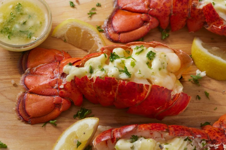 Receta con mucho sabor: colas de langosta