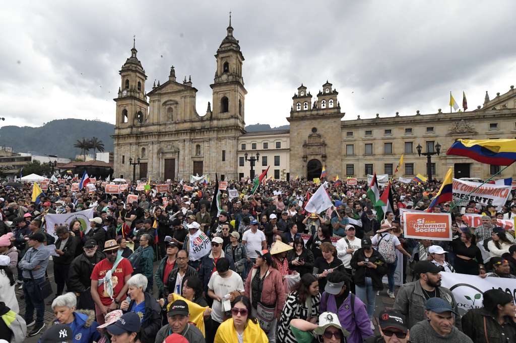 Manifestantes comienzan a llegar a la Plaza de Bolívar.