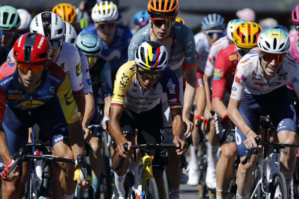 PYRENEES-ORIENTALES (France), 06/07/2026.- Colombian cyclist Egan Bernal (C) of Netcompany Ineos Cycling Team in action during Stage 3 of the Tour de France, a 195.9 km route from Granollers, Spain to Les Angles, France, 06 July 2026. (Ciclismo, Francia, España) EFE/EPA/GUILLAUME HORCAJUELO