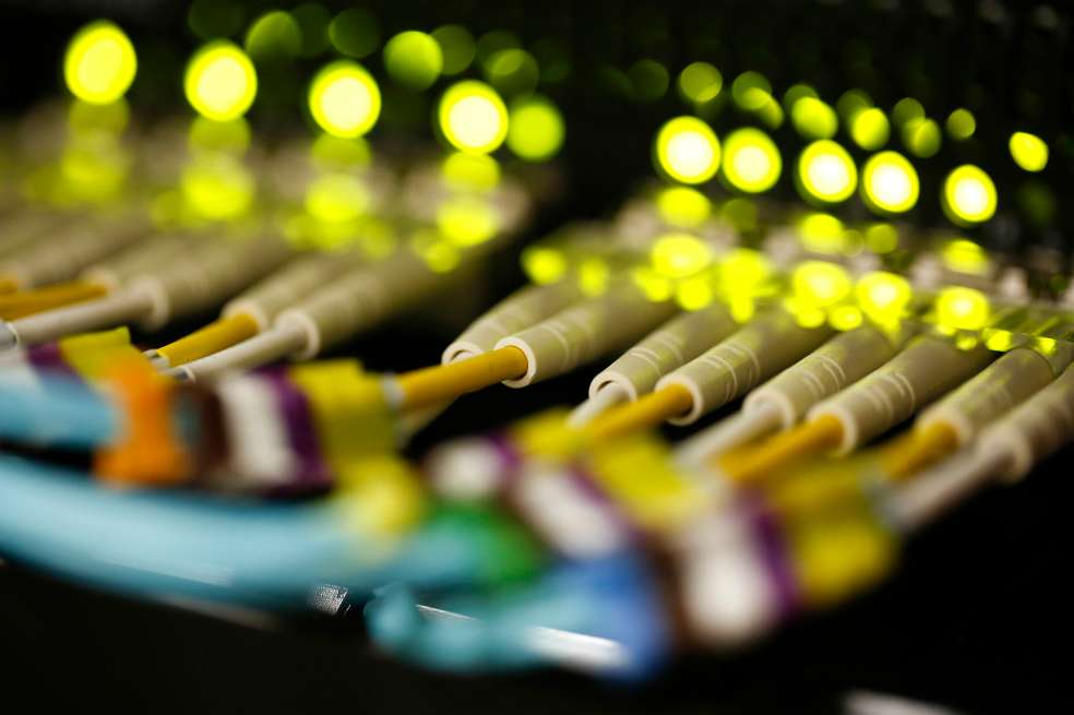En Colombia menos del 50 % de los hogares cuenta con conectividad mediante fibra óptica.