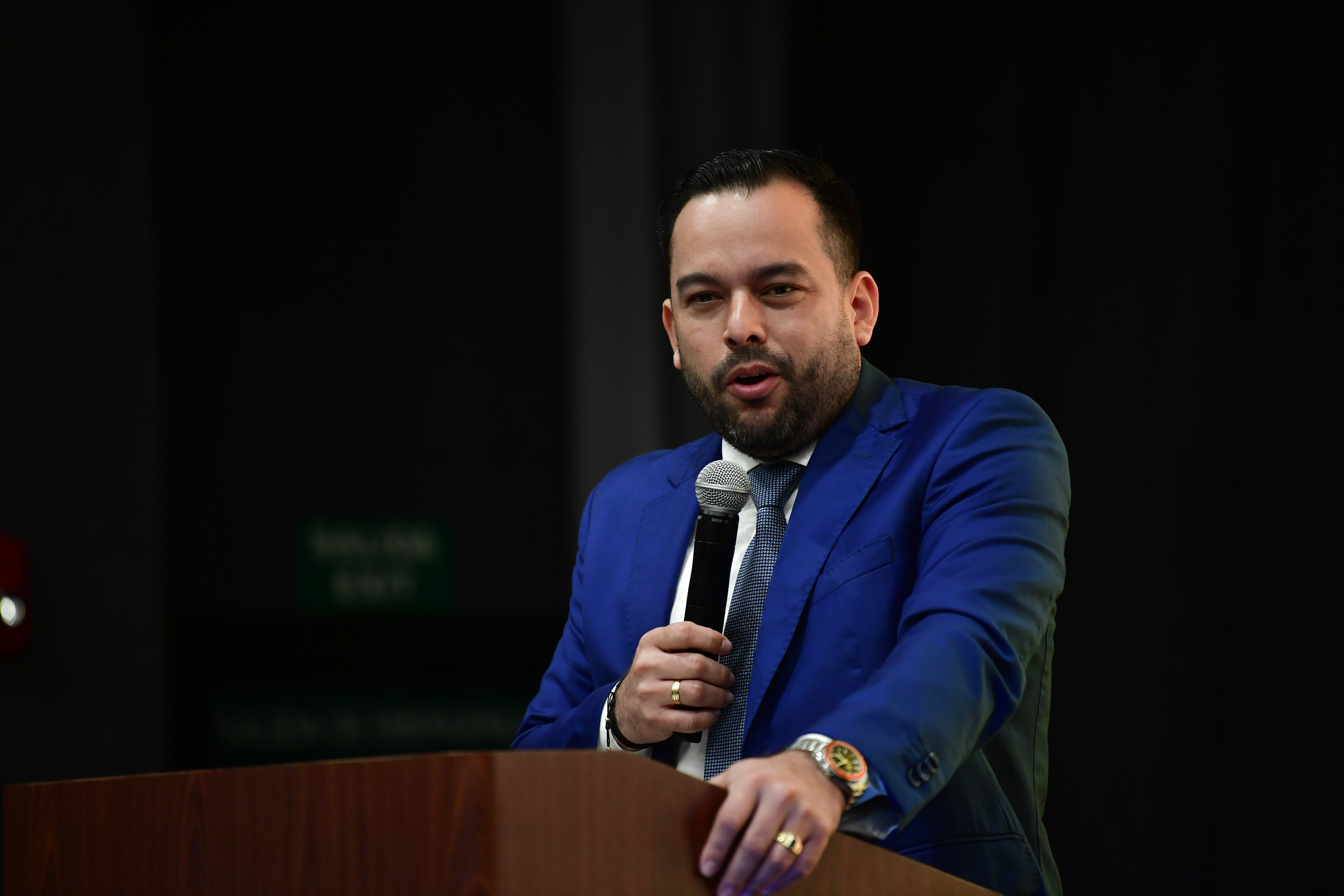 Ministro de minas y energía durante la entrega de informe de pobreza energética en el país