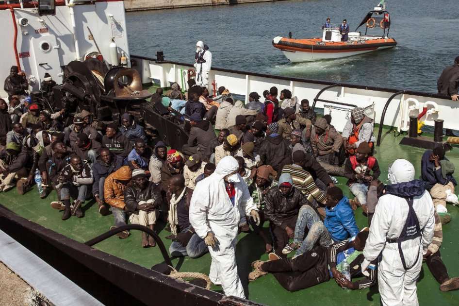 Un grupo de inmigrantes rescatado por la embarcación RBD llega al puerto de Corigliano Calabro (Italia). / EFE