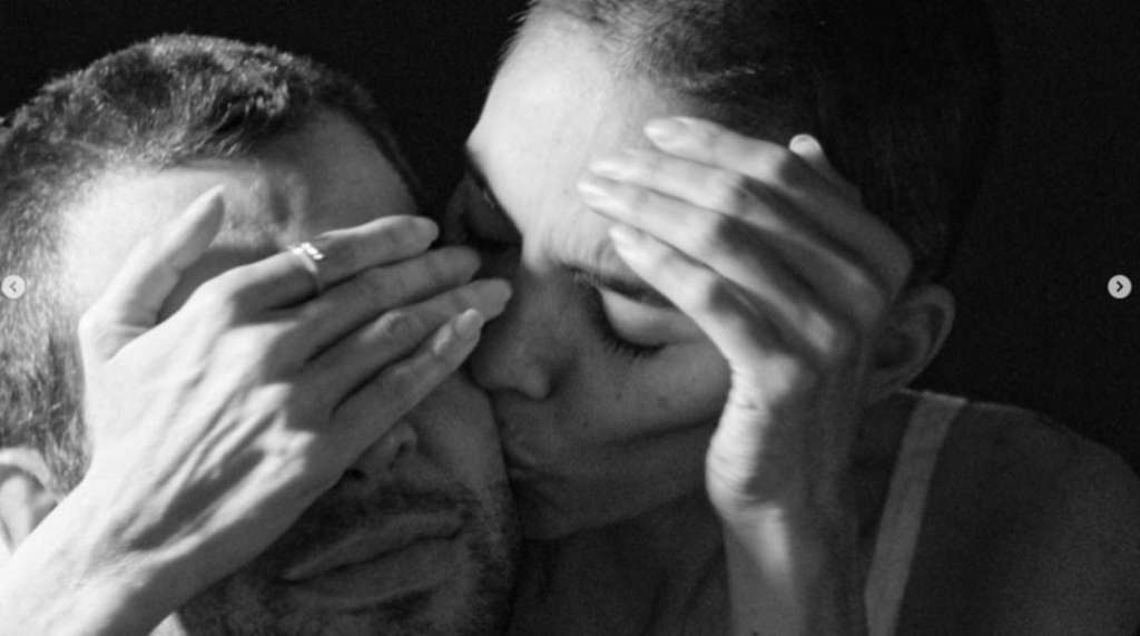 Raúl Ocampo y Alejandra Villafañe en un videoclip que realizó Alejandro Murcia, quien registró con respeto y altura un momento íntimo de la pareja. Este sábado Alejandra Villafañe falleció.