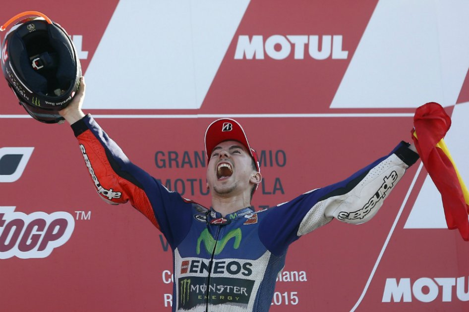 El piloto Jorge Lorenzo en el podio con la bandera de España tras consagrarse campeón mundial de MotoGP / EFE