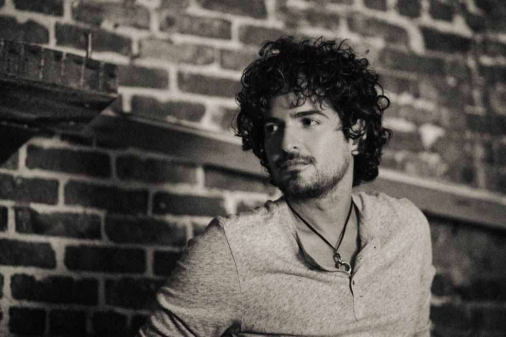 Tommy Torres, de Puerto Rico, dice que su nuevo álbum está conformado por doce canciones que no fue capaz de abandonar. / Cortesía Warner Music