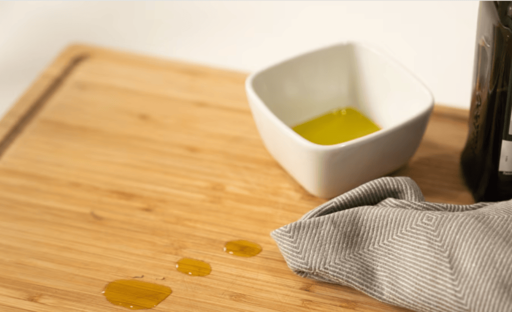 Elimina manchas de aceite en cualquier superficie con este truco casero.
