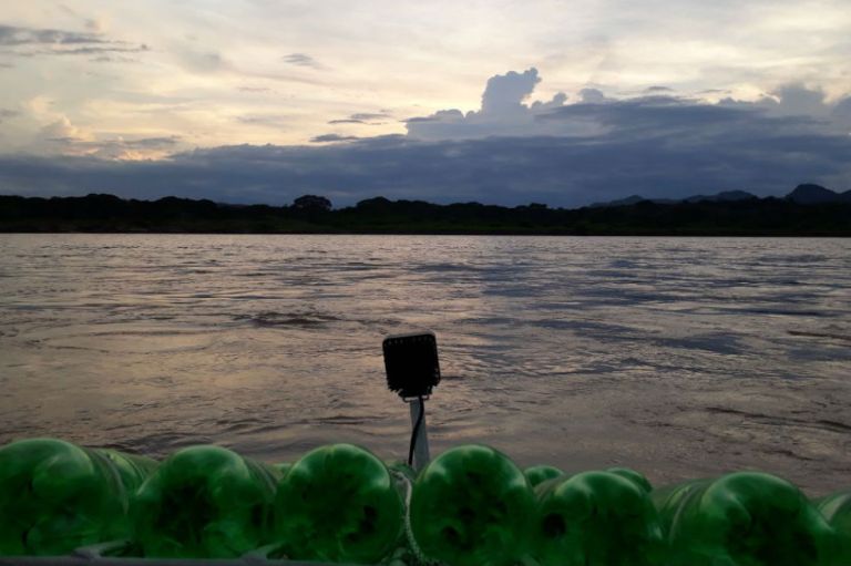 Así va la travesía de un bote de botellas por el río Magdalena