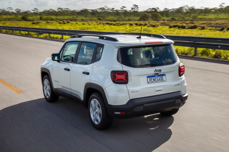 Otros detalles son que Renegade incluye sistema de suspensión independiente en las cuatro ruedas, la versión Sport tiene rines de aluminio de 17”, mientras que la Longitude incluye unos de 18”. Está disponible en colores Carbon Black, Granite Crystal, Billet Silver, Sting Grey, Jazz Blue y Polar White.