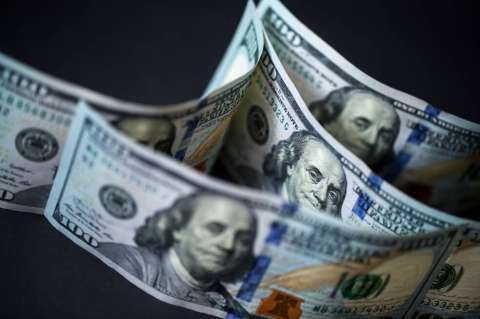 El dólar casi llega primero a $3.600 que el coronavirus a Colombia