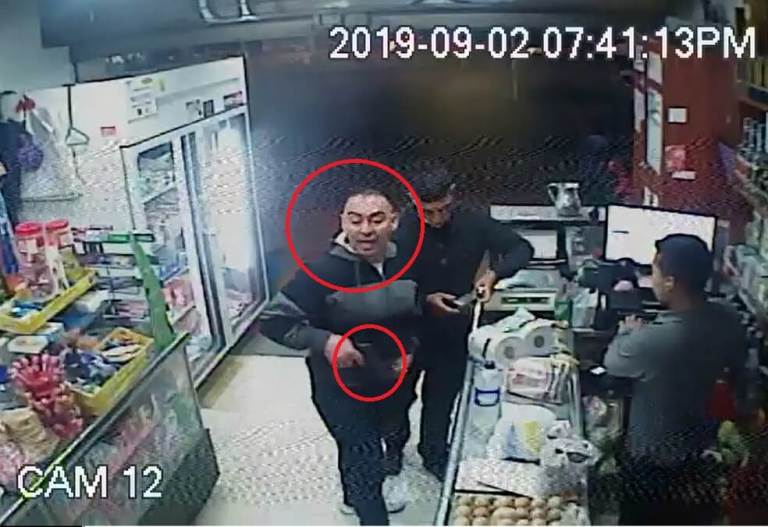 El momento en el que un par de delincuentes roba una tienda en el Park Way