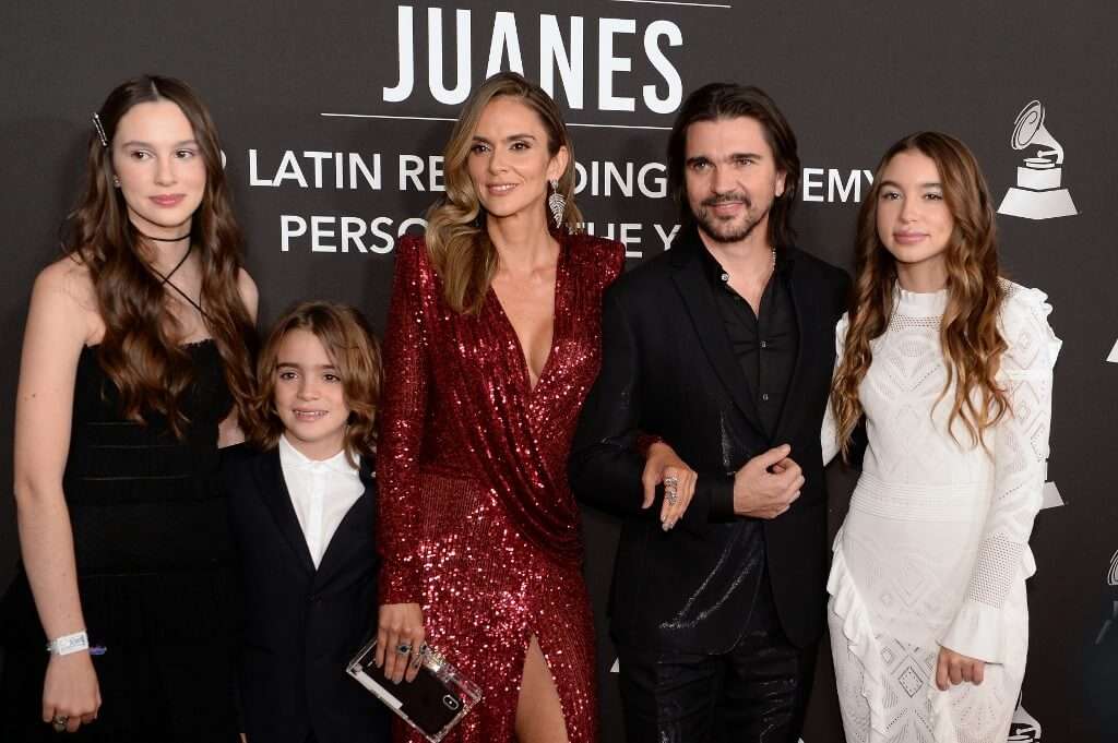 Juanes junto a su esposa Karen Martíez y sus hijos Luna, Paloma y Dante, durante la ceremonia Persona del Año 2019, en la que fue homenajeado por la Academia Latina de la Grabación.