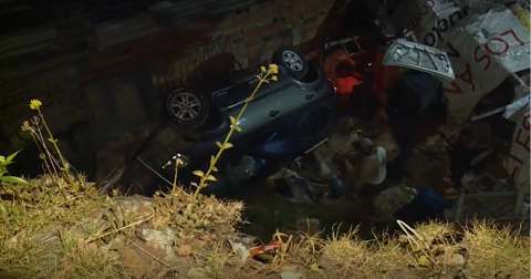Conductor se fugó luego de caer por un barranco e impactar una casa