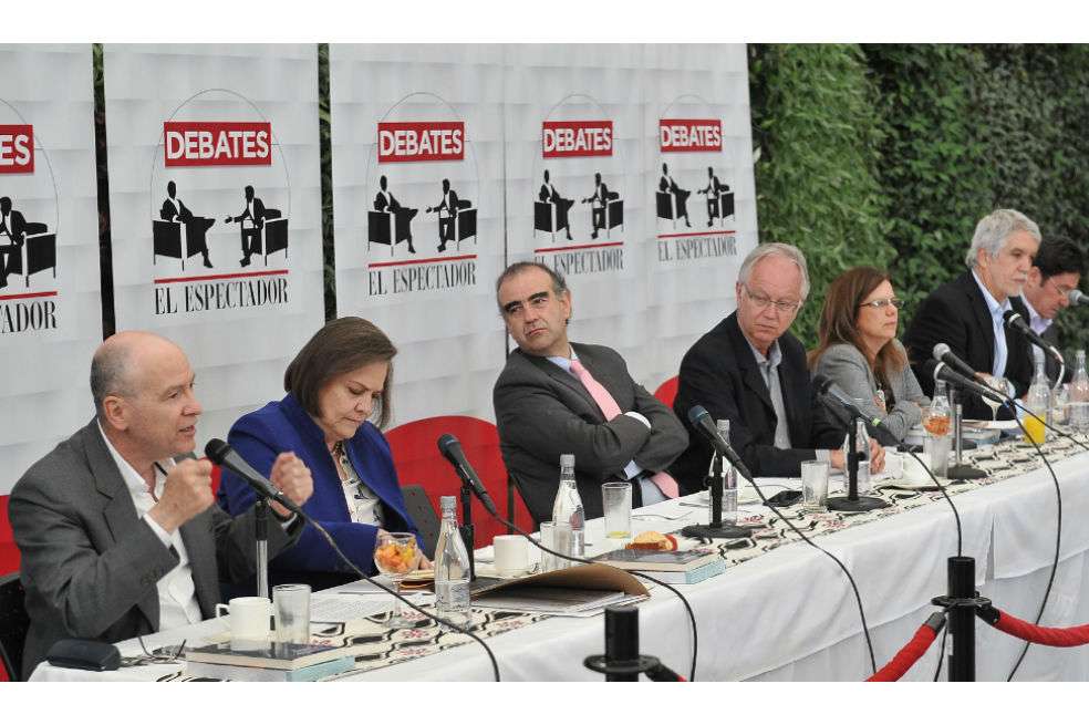 Carlos Vicente de Roux, candidato de la Alianza Verde, y Clara López, del Polo Democrático Alternativo. María Mercedes Maldonado, precandidata progresista; Enrique Peñalosa, que irá por firmas, y Francisco Santos, del Centro Democrático. /Luis Ángel - El Espectador