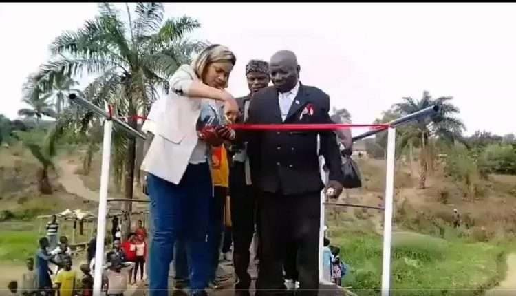 Segundos antes del colapso del puente peatonal en la República Democrática del Congo.