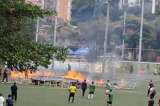 Globo de mecha cayó en una cancha de Envigado mientras niños jugaban fútbol y causó incendio