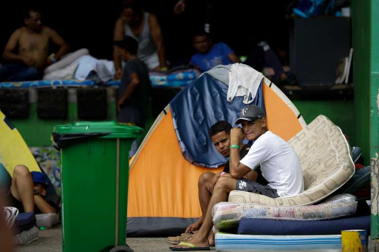 AME1902. CUIDAD DE PANAMÁ (PANAMÁ), 09/11/2022.- Migrantes de origen venezolano esperan hoy, en un refugio temporal para ser enviados a su país de origen, en Ciudad de Panamá (Panamá). Más de 4.000 migrantes irregulares venezolanos han retornado de forma voluntaria a su país desde Panamá en las últimas semanas, gracias sobre todo a donaciones de iglesias y particulares, ya que los viajeros deben costearse el boleto aéreo, afirmaron este miércoles las autoridades. EFE/ Bienvenido Velasco
